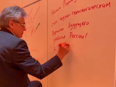 Гости ПМЭФ-2021 оставили поздравления к 800-летию Нижнего Новгорода на стенде региона